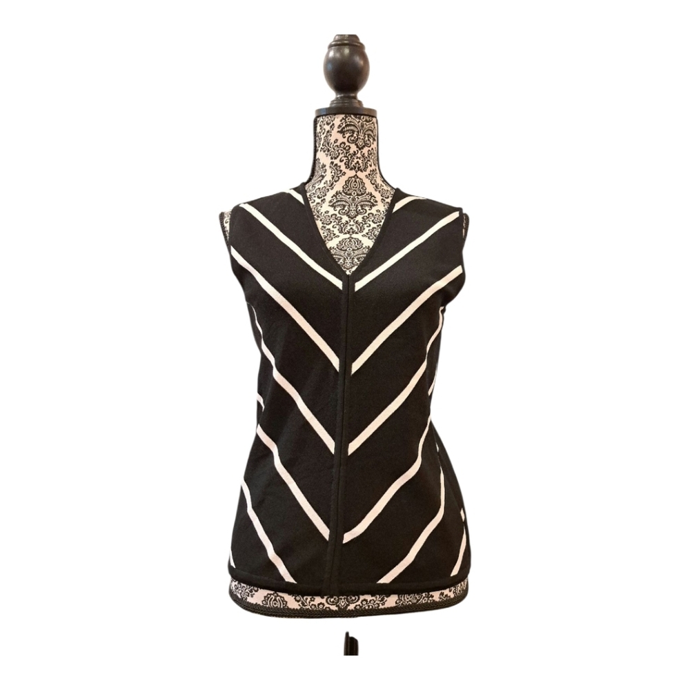 Linda Matthews sleeveless knit top Black and White Chevron size M